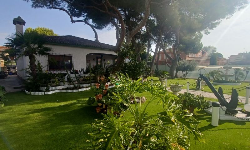 Bedroom in villa for sale in Orihuela Costa