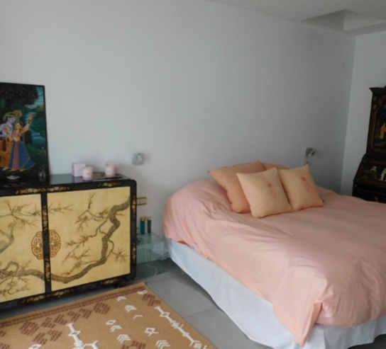 Master bedroom in villa for sale in Alicante