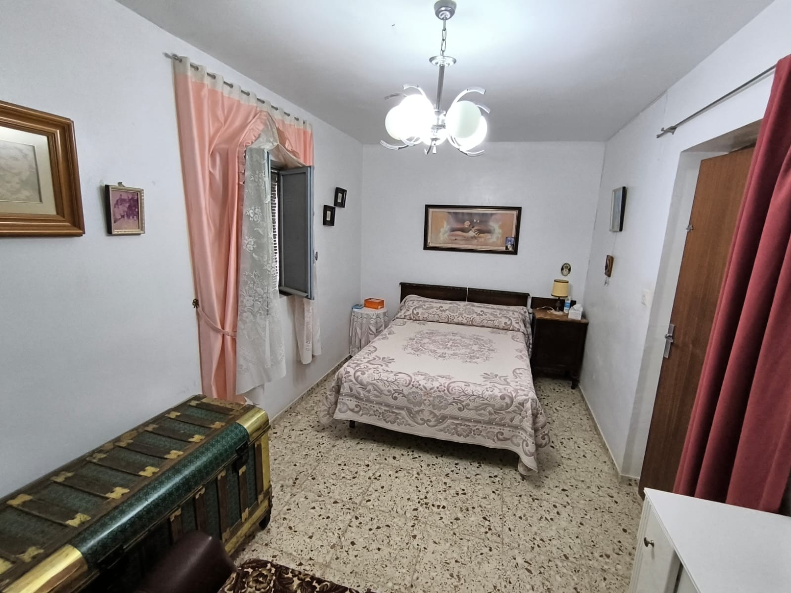 Master bedroom in villa for sale in Yecla