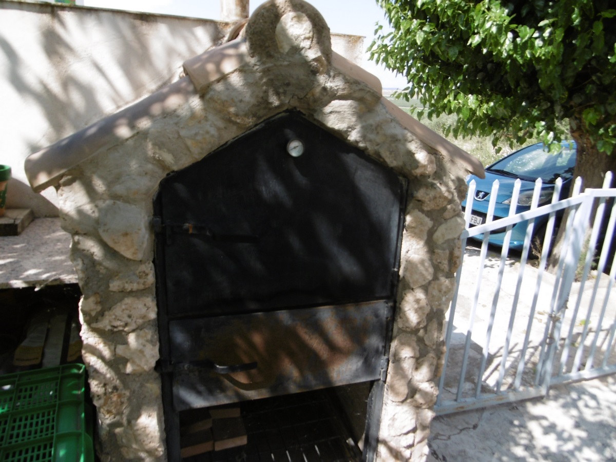 Pool area in villa for sale in Yecla
