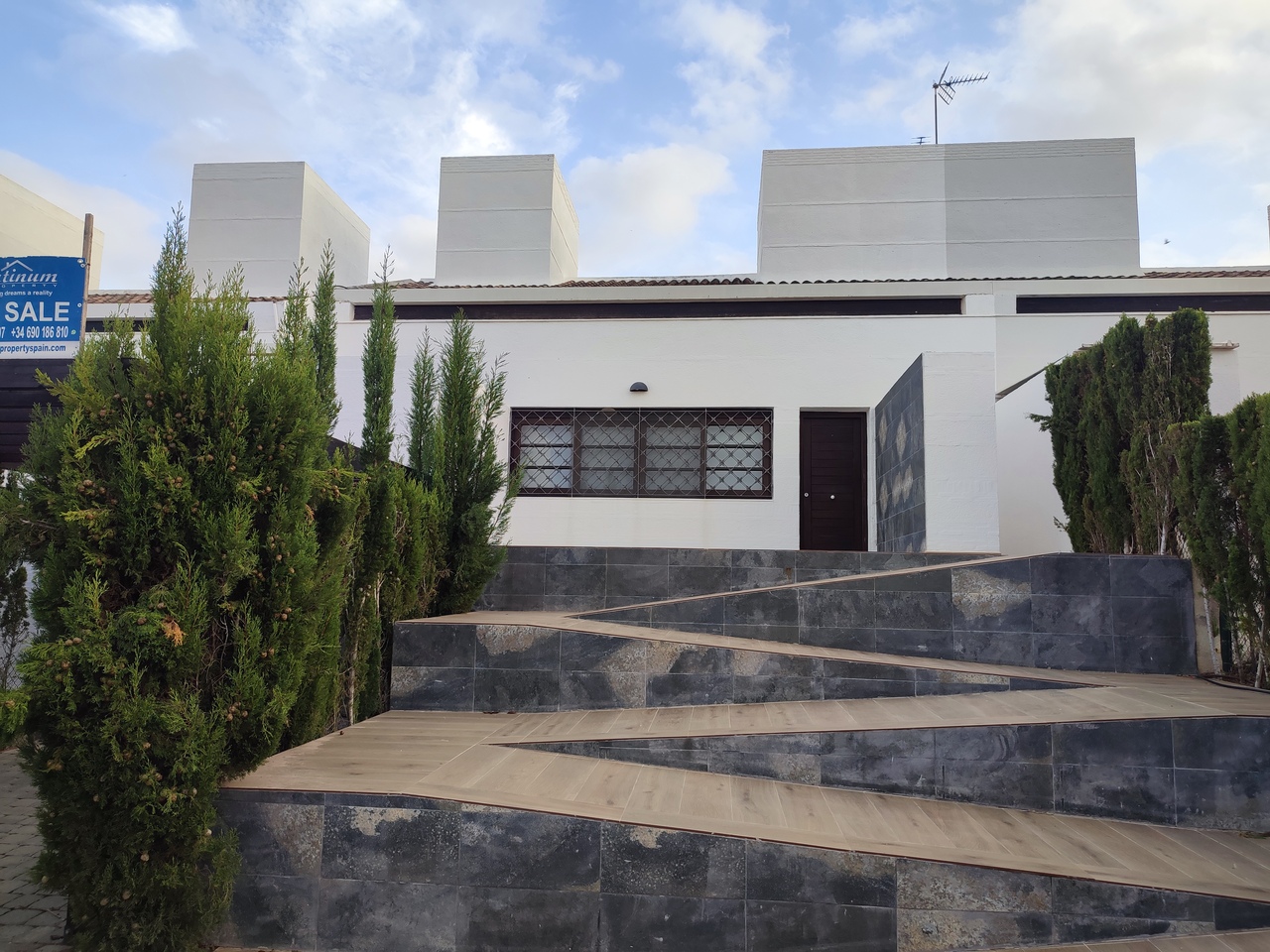 Pool area in villa for sale in Peraleja Golf