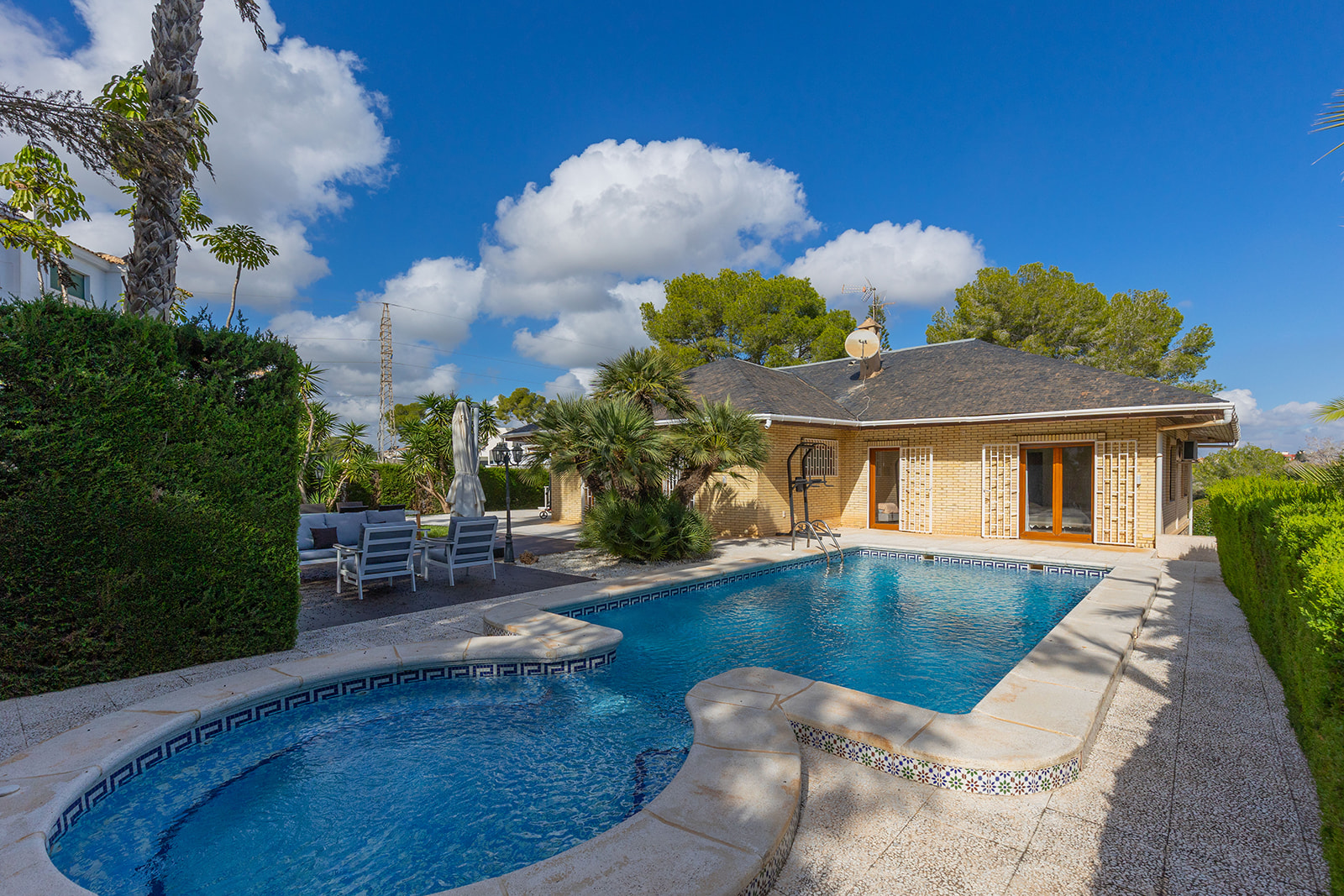 This magnificent house is located in the Las Filipinas area (Villamartín urbanization) on a large pl
