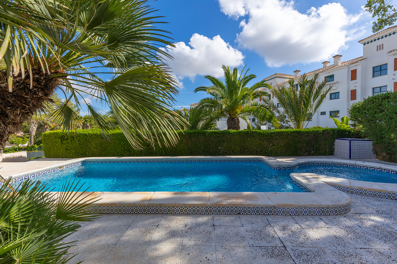 This magnificent house is located in the Las Filipinas area (Villamartín urbanization) on a large pl
