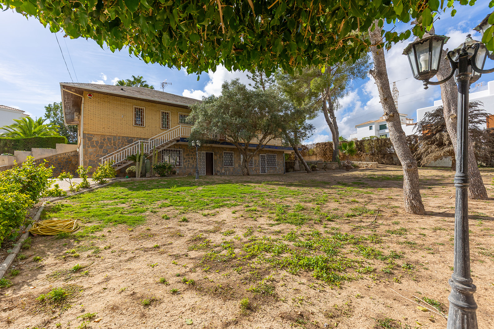 Garden in villa for sale in Orihuela Costa