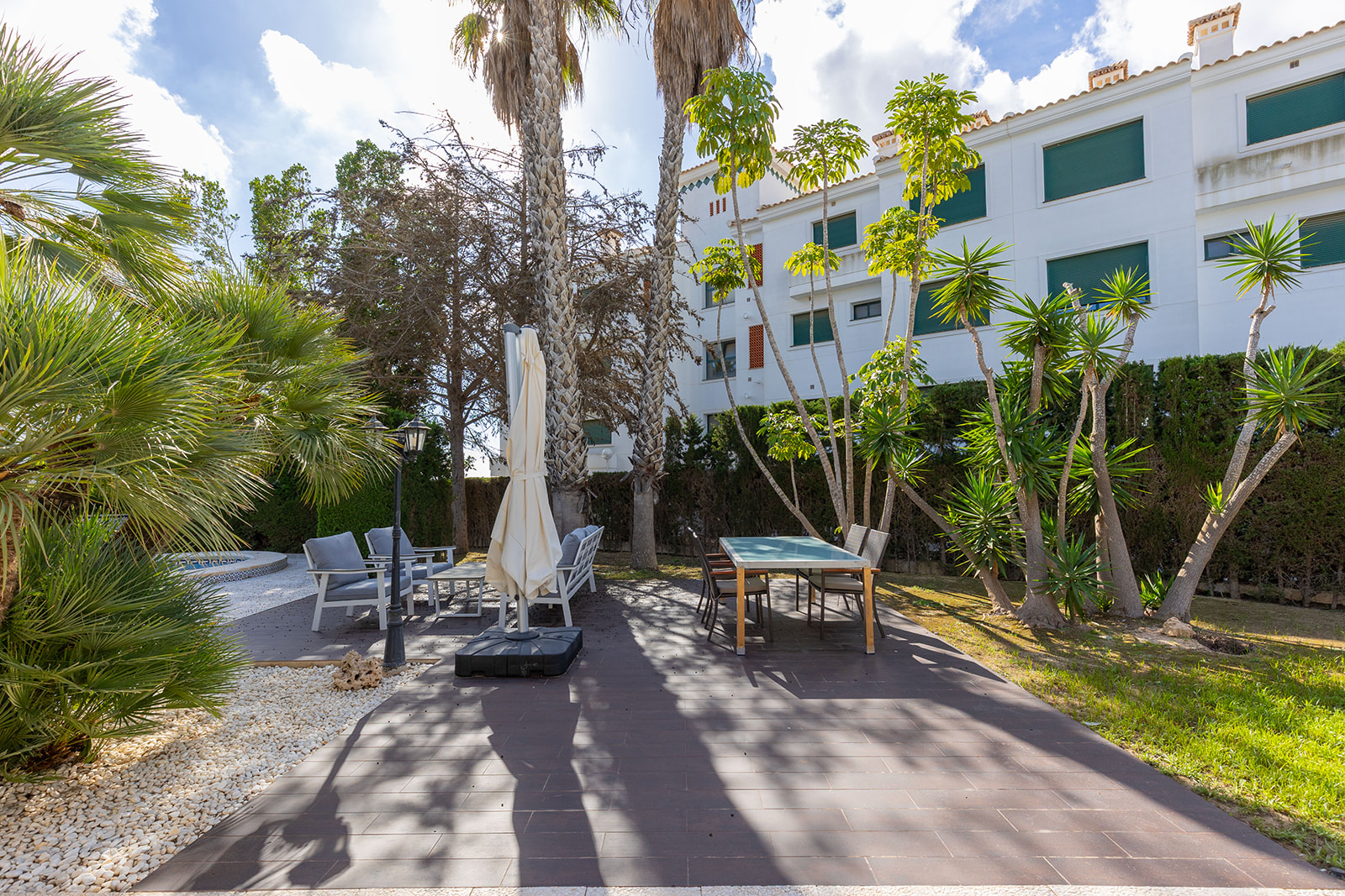 This magnificent house is located in the Las Filipinas area (Villamartín urbanization) on a large pl