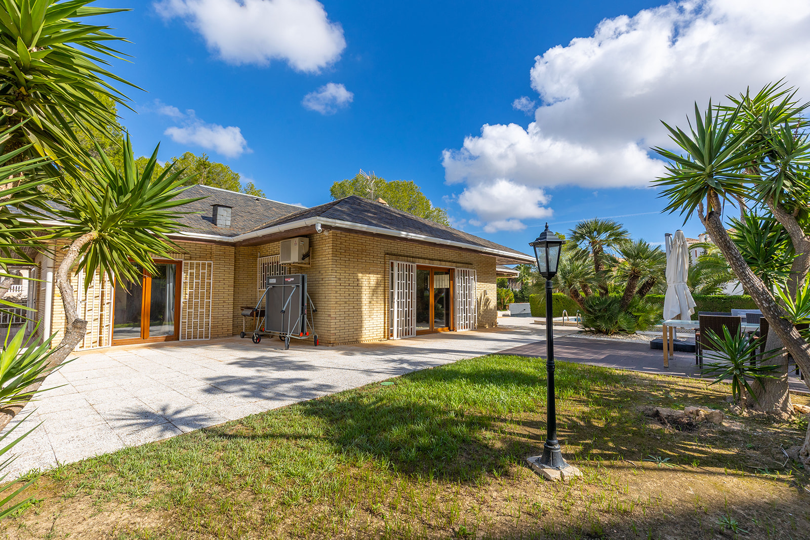 Garden in villa for sale in Orihuela Costa