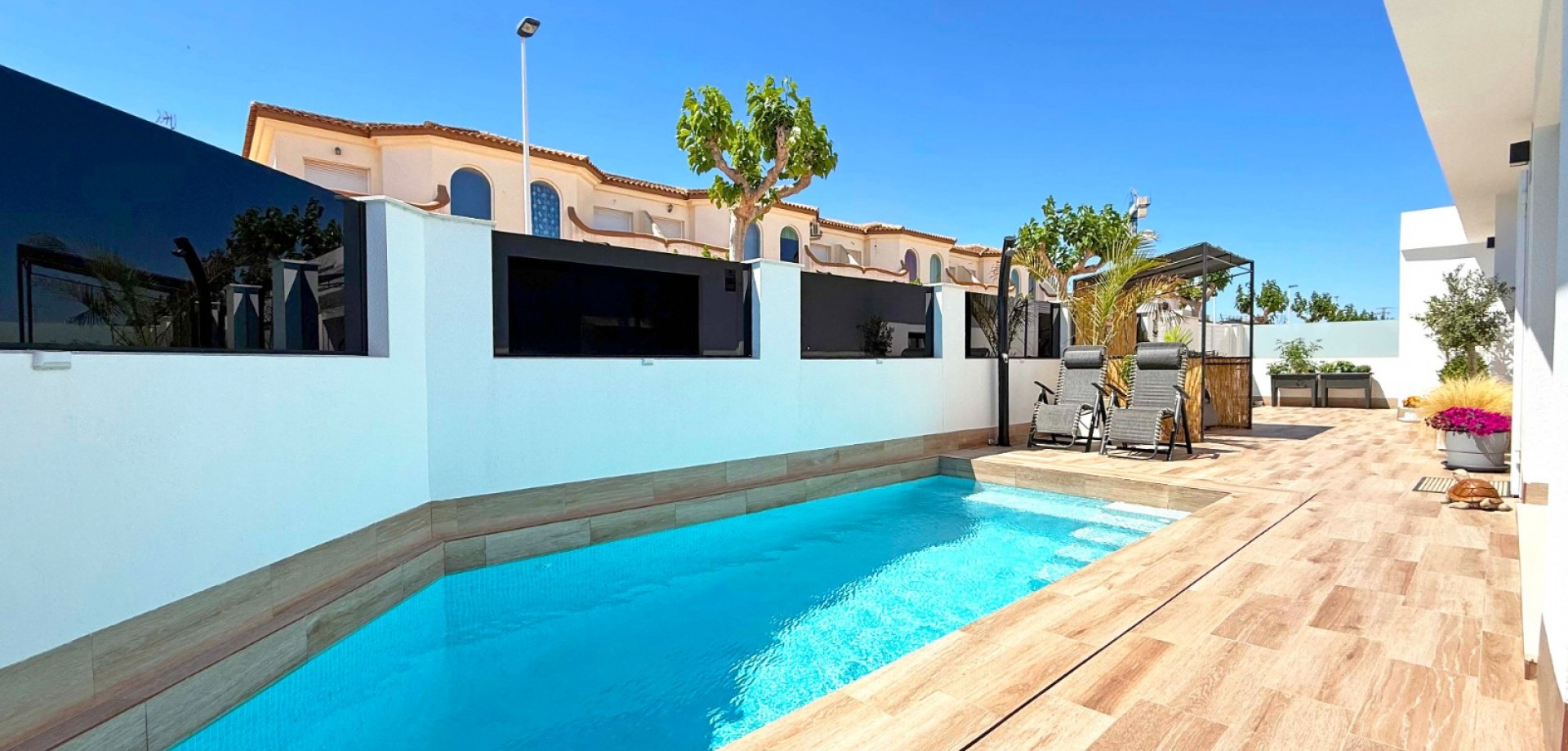 Garden in villa for sale in San Pedro del Pinatar