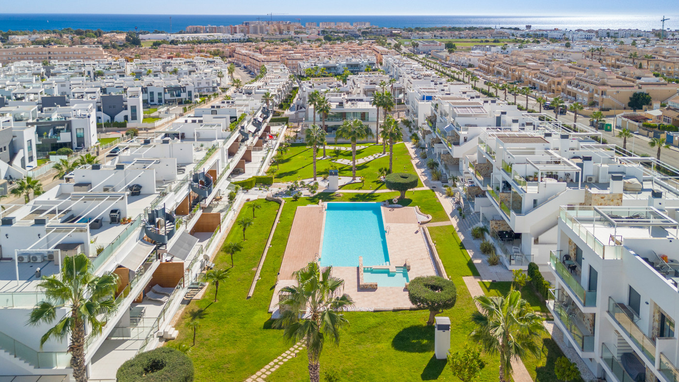 Pool area in bungalow for sale in Torrevieja