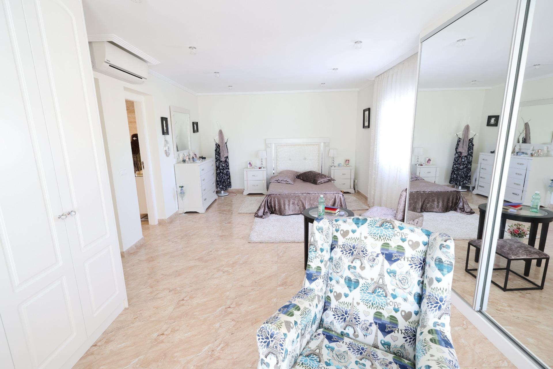 Terrace in villa for sale in Torrevieja