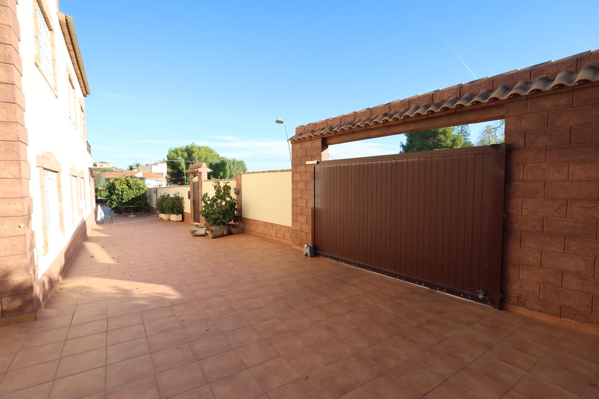 Garden in villa for sale in Torrevieja