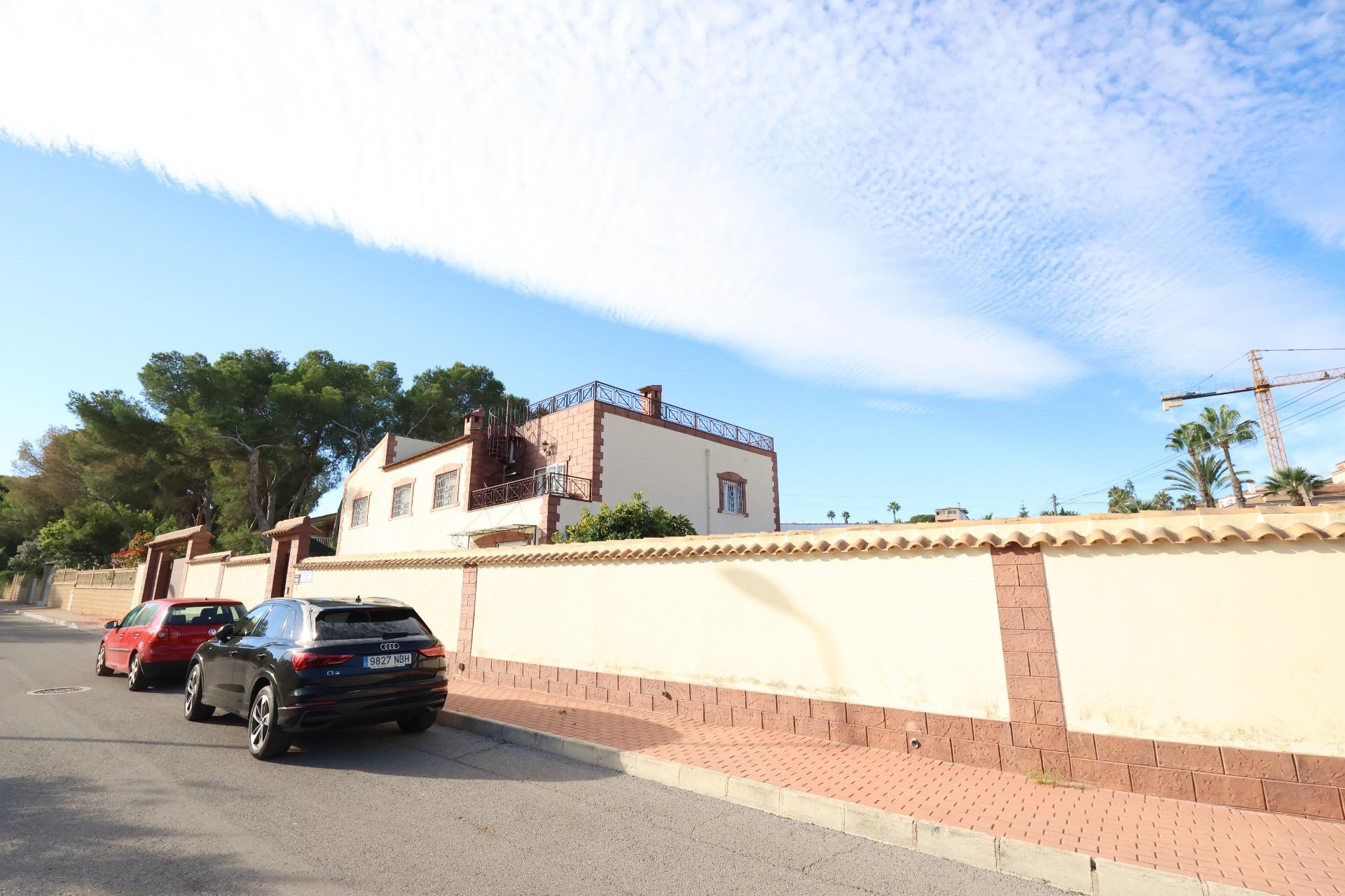 Dining area in villa for sale in Torrevieja