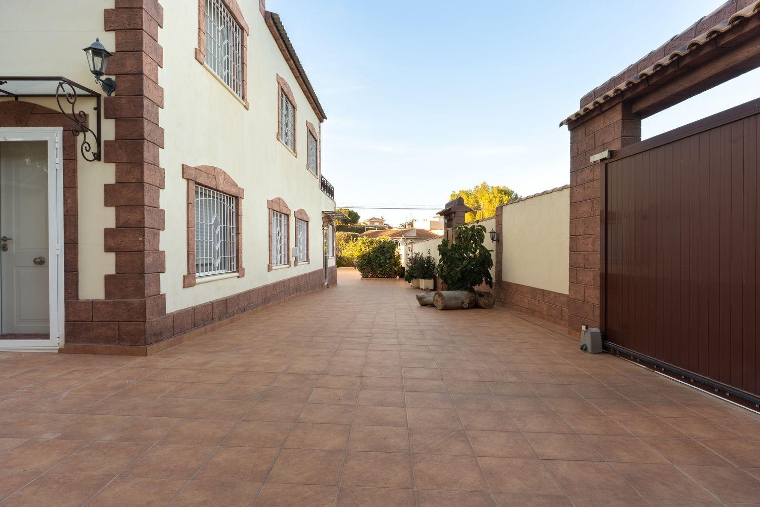 Master bedroom in villa for sale in Torrevieja