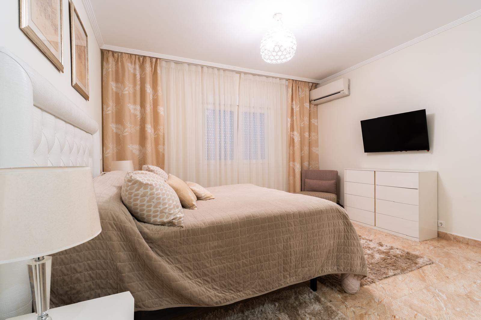 Bedroom in villa for sale in Torrevieja