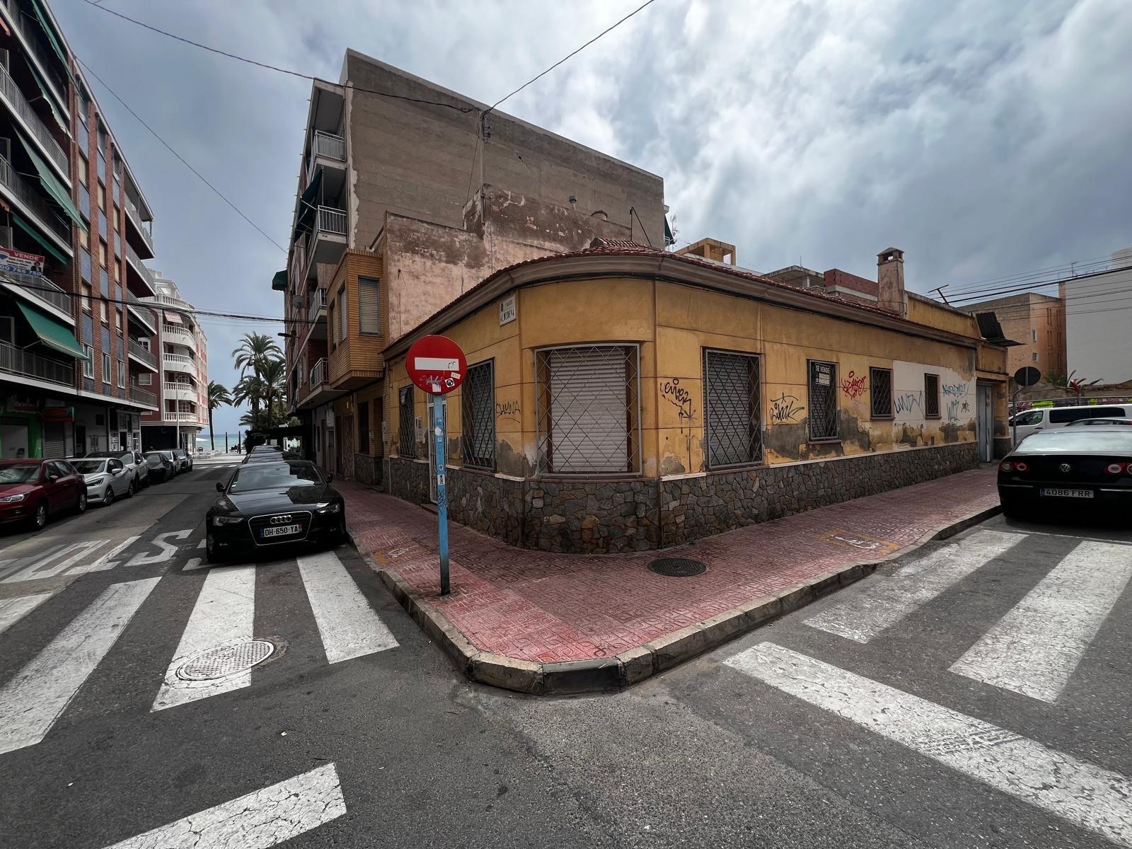 Building plot on the second line of Playa del Cura – Unique opportunity in the heart of Torrevieja W