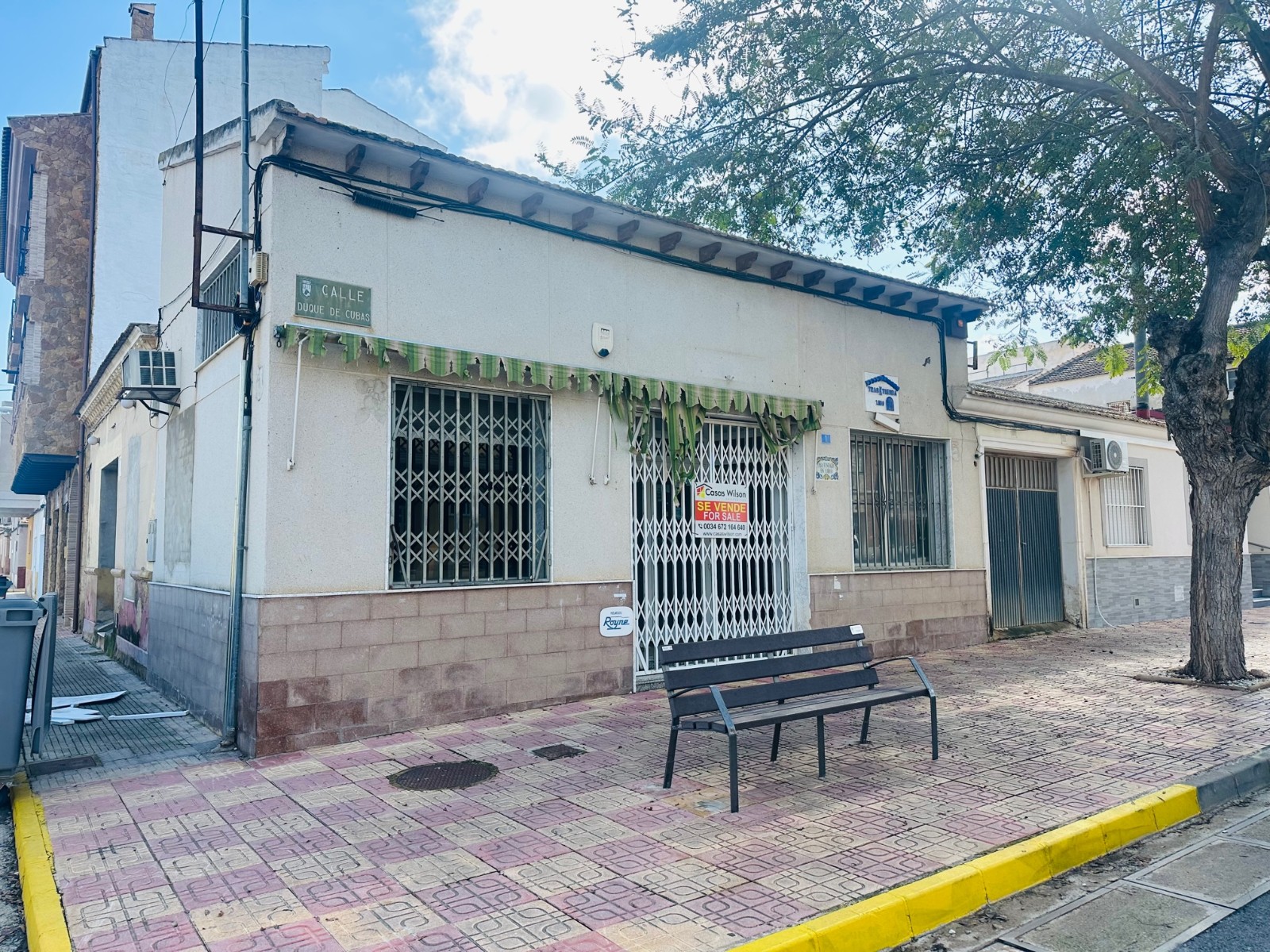 This commercial unit or also residential property in Jacarilla offers 160 m² of interior space — a b