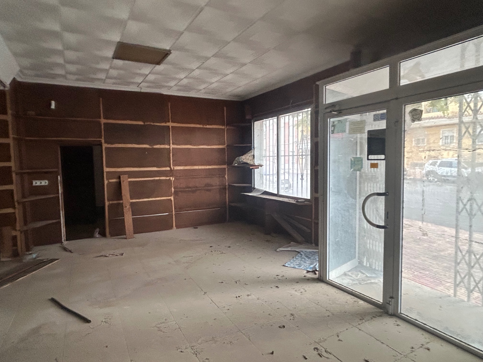 This commercial unit or also residential property in Jacarilla offers 160 m² of interior space — a b