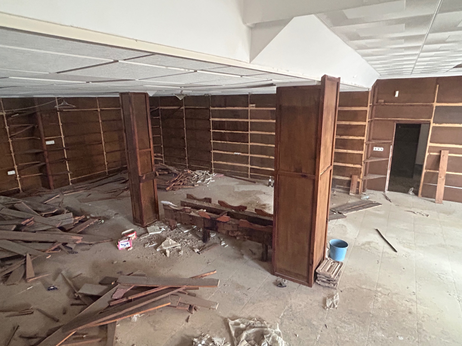This commercial unit or also residential property in Jacarilla offers 160 m² of interior space — a b
