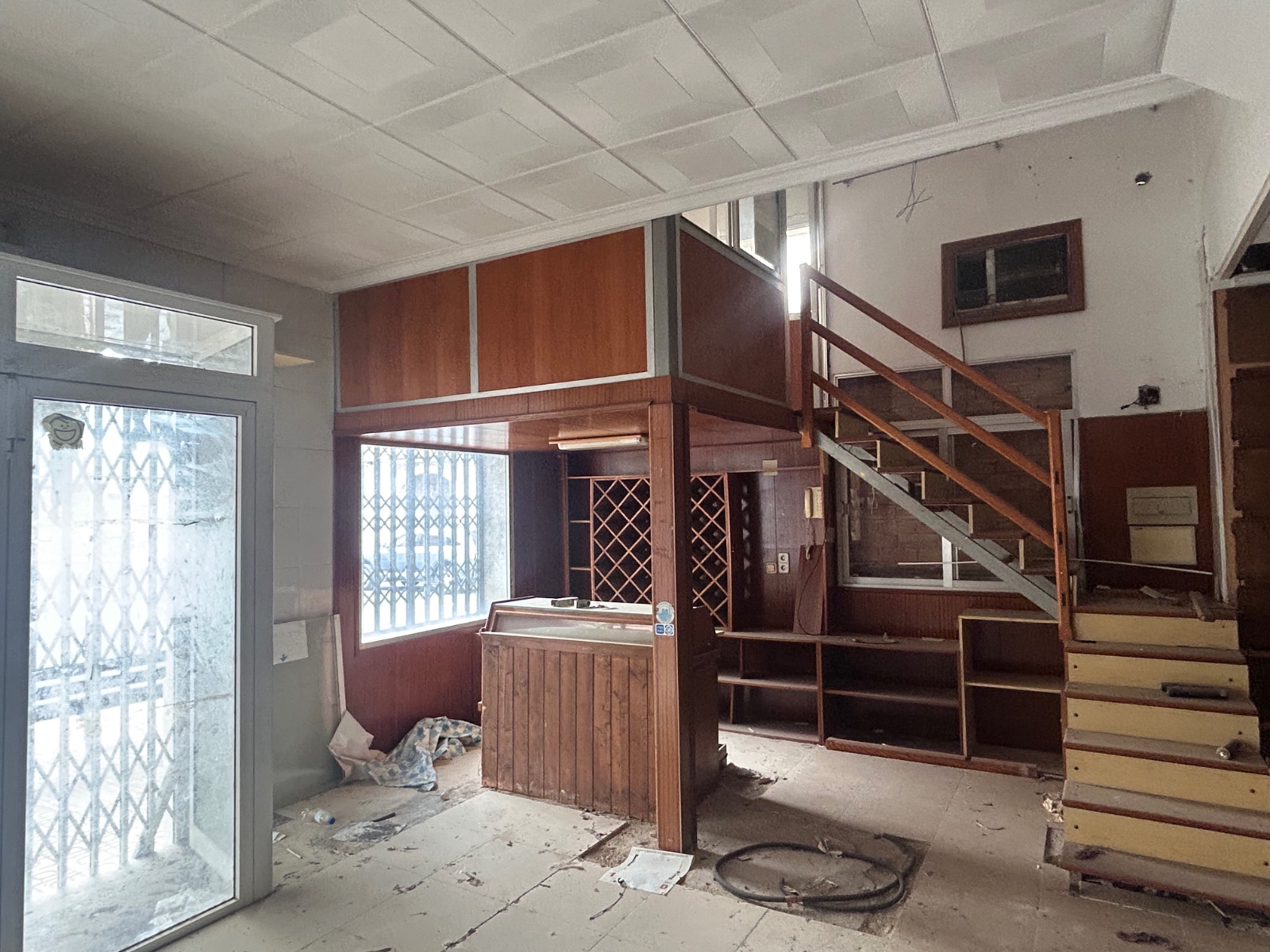 This commercial unit or also residential property in Jacarilla offers 160 m² of interior space — a b