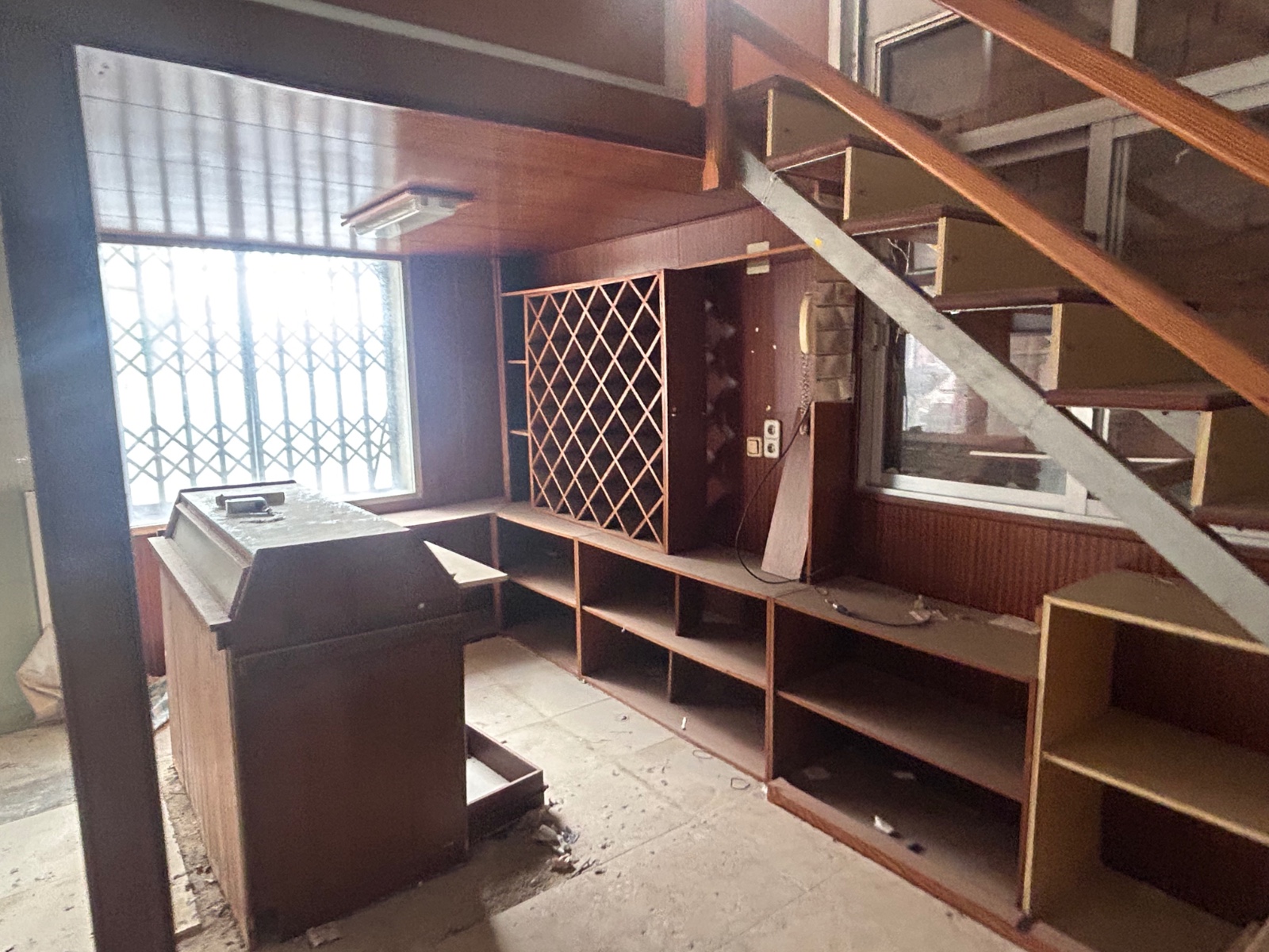This commercial unit or also residential property in Jacarilla offers 160 m² of interior space — a b