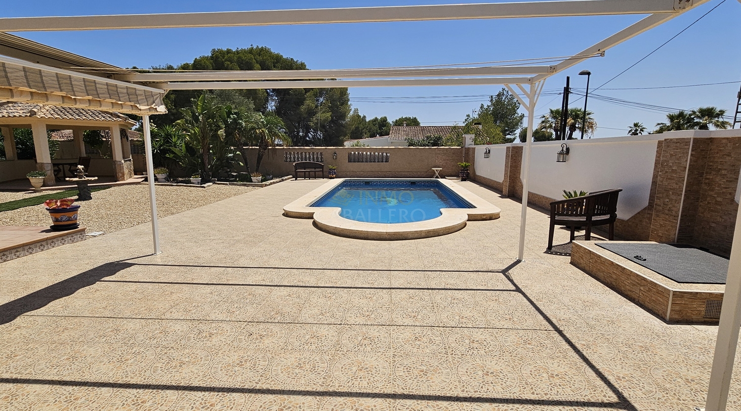 Terrace in villa for sale in Pinar de Campoverde
