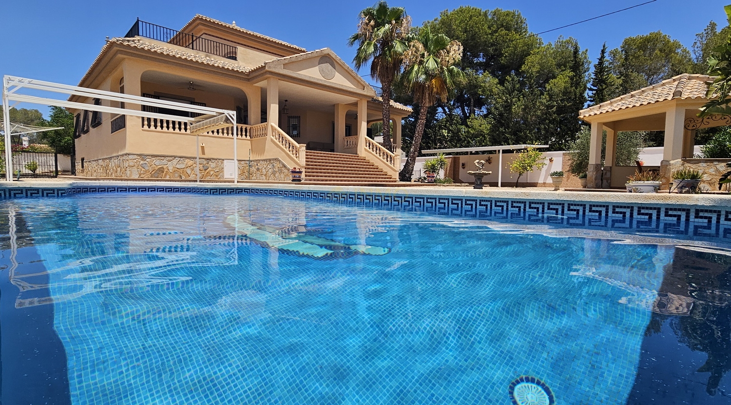 This stunning property is ideal for those who appreciate open views, nature walks, and the tranquili
