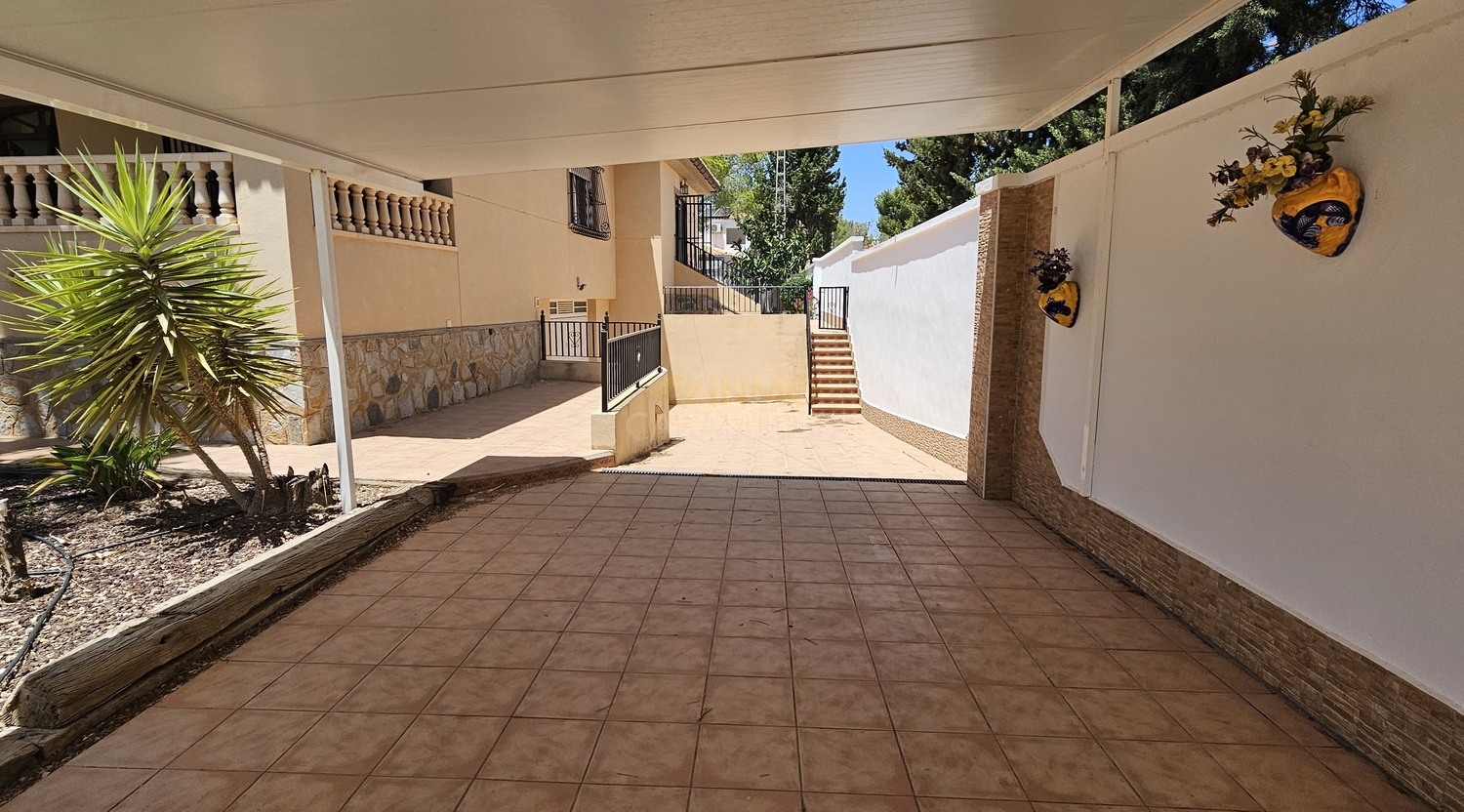 Terrace in villa for sale in Pinar de Campoverde