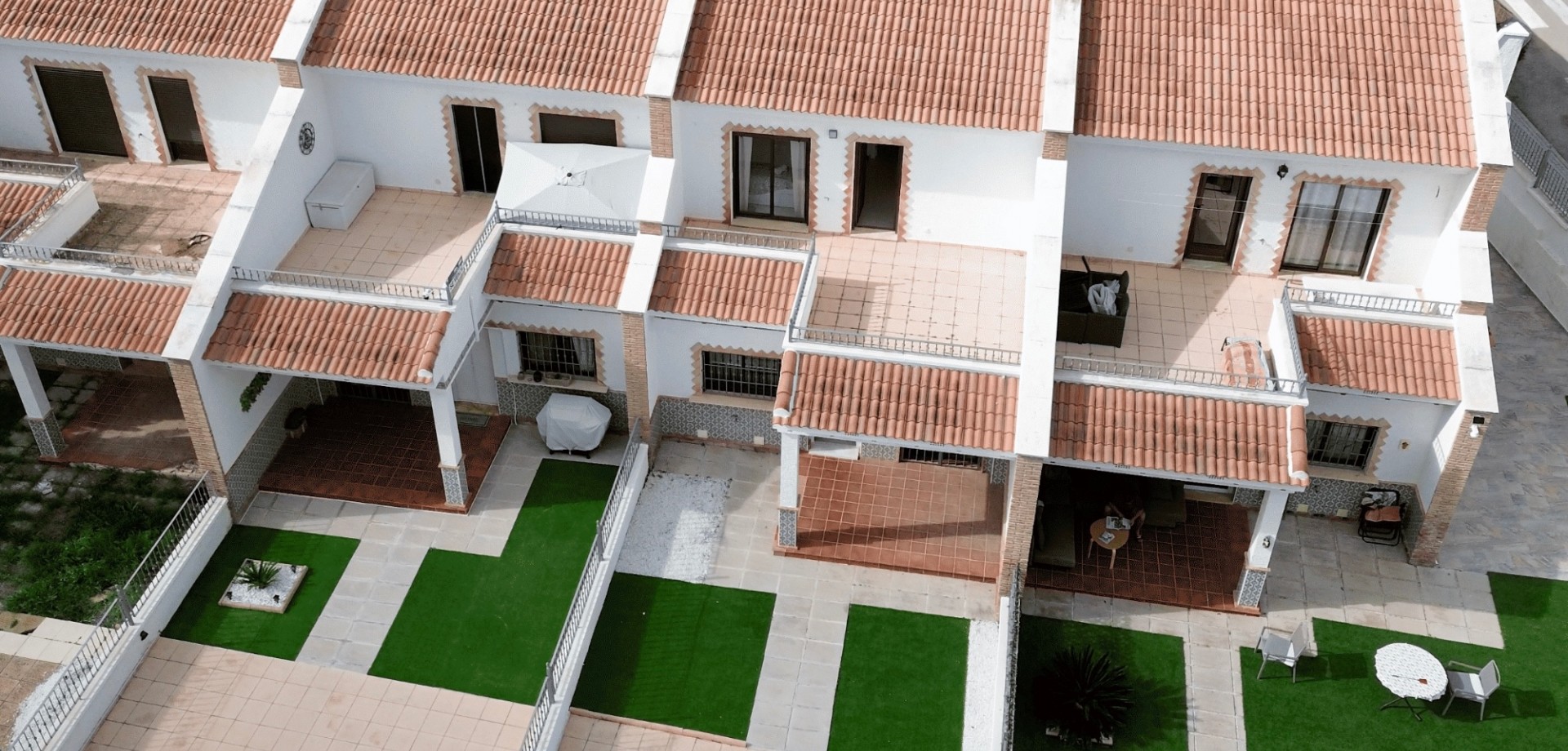 We’re proud to present this beautifully renovated townhouse located in a quiet yet convenient area o