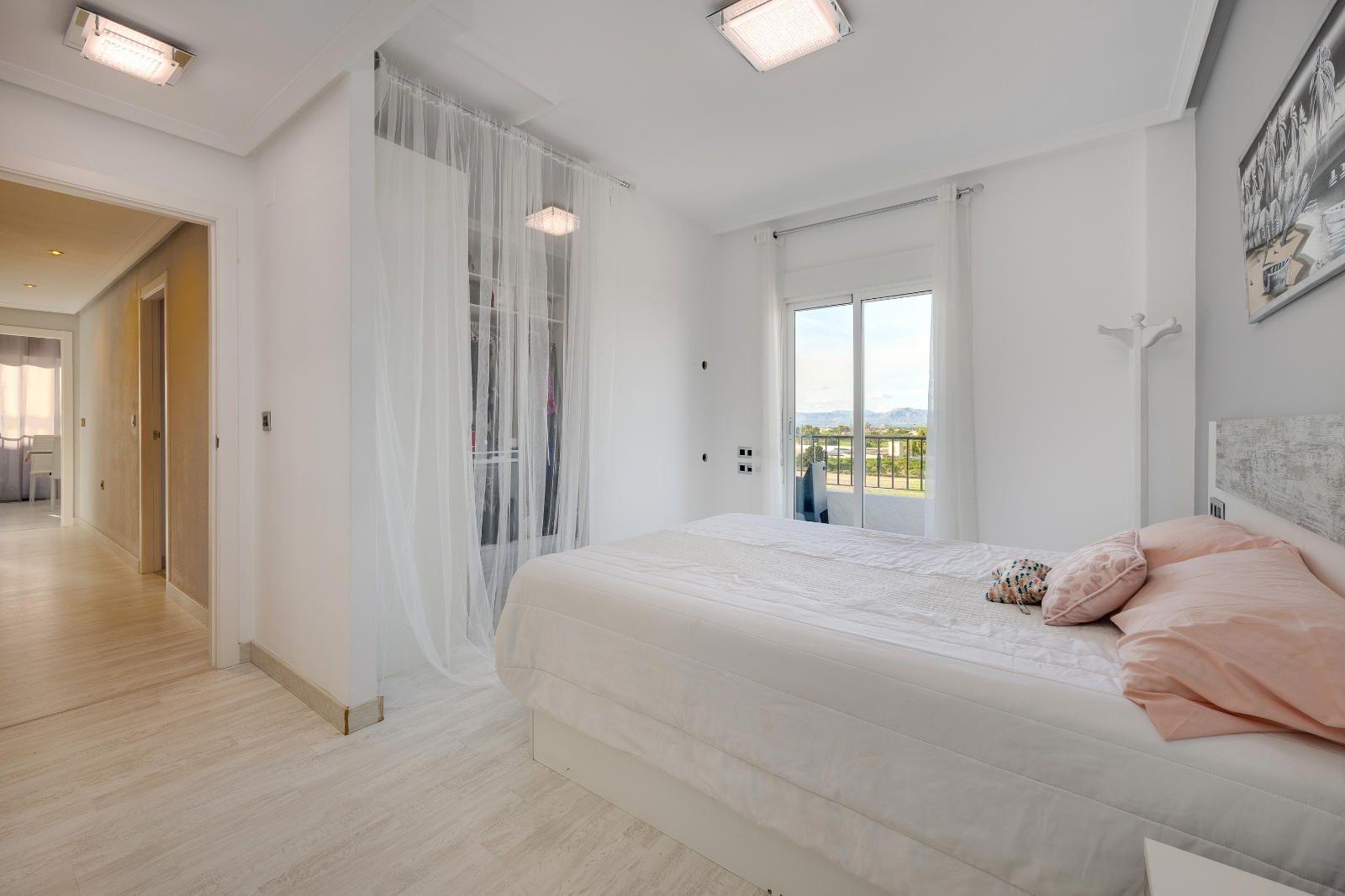 Master bedroom in penthouse for sale in Almoradi