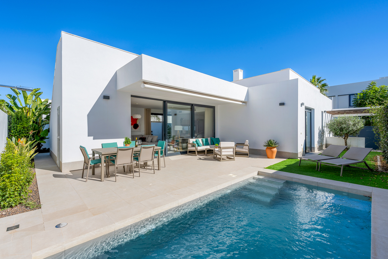 A modern style detached villas with 3 bedrooms and private swimming pool in Mar de Cristal, Murcia o