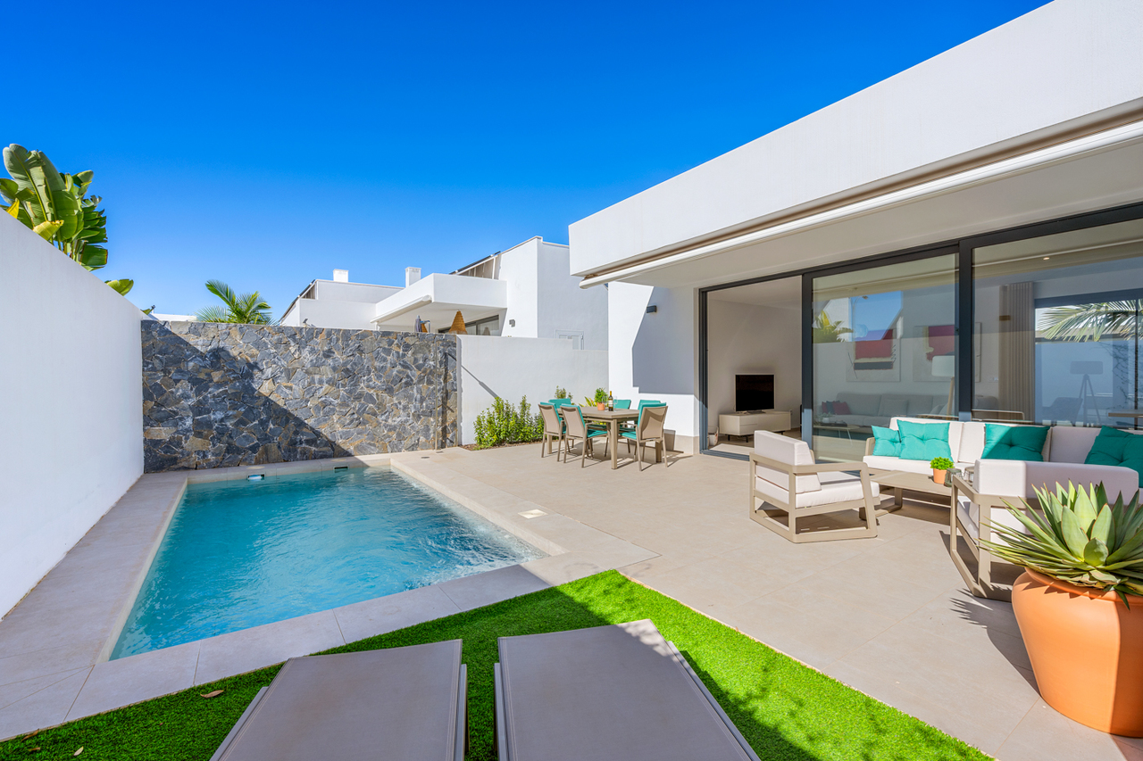 A modern style detached villas with 3 bedrooms and private swimming pool in Mar de Cristal, Murcia o