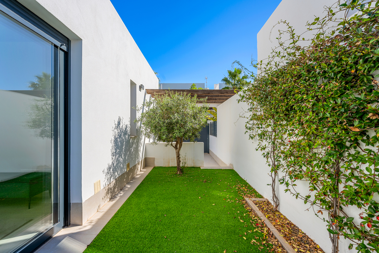 Pool area in villa for sale in Mar de Cristal