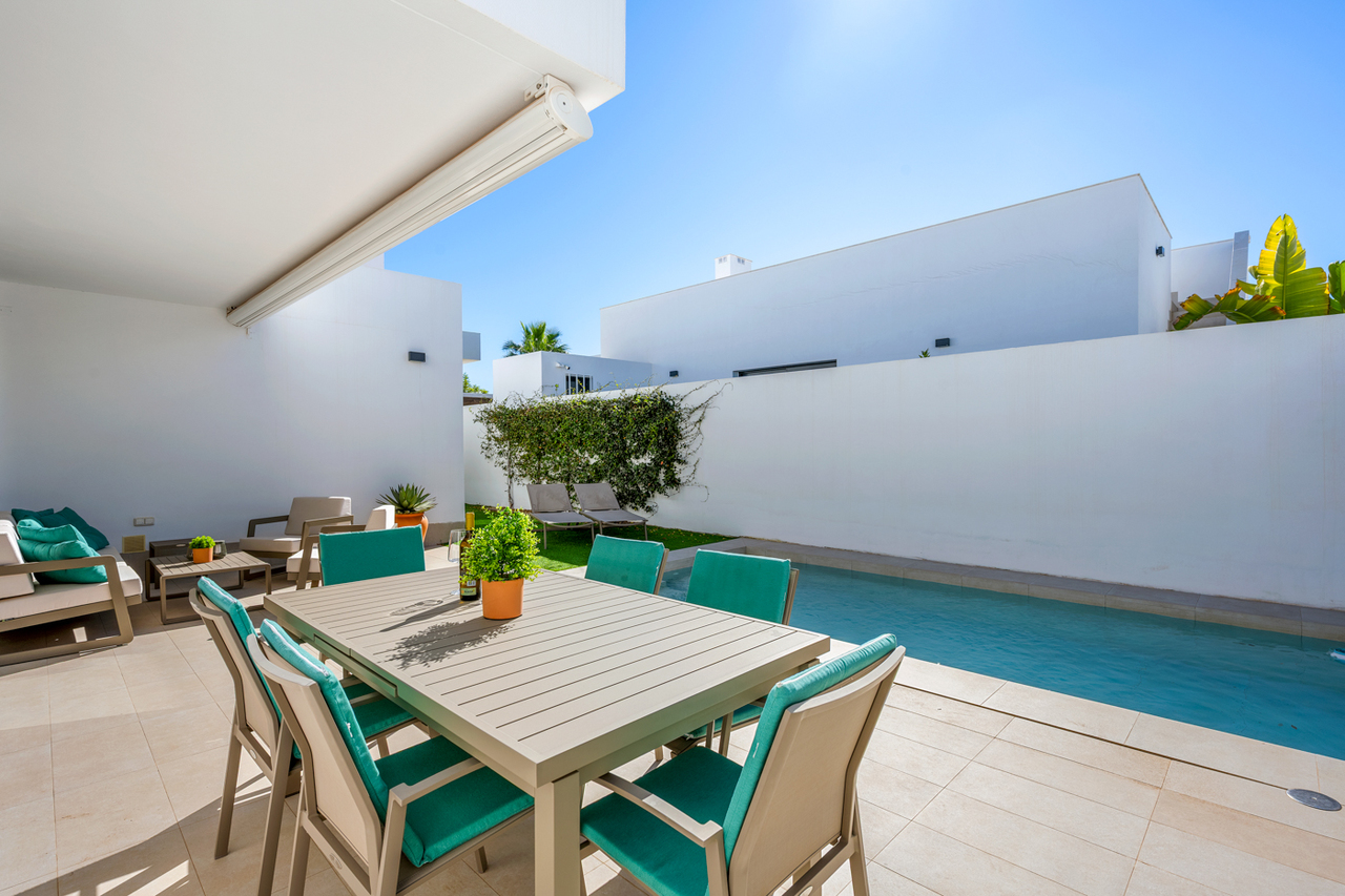 A modern style detached villas with 3 bedrooms and private swimming pool in Mar de Cristal, Murcia o