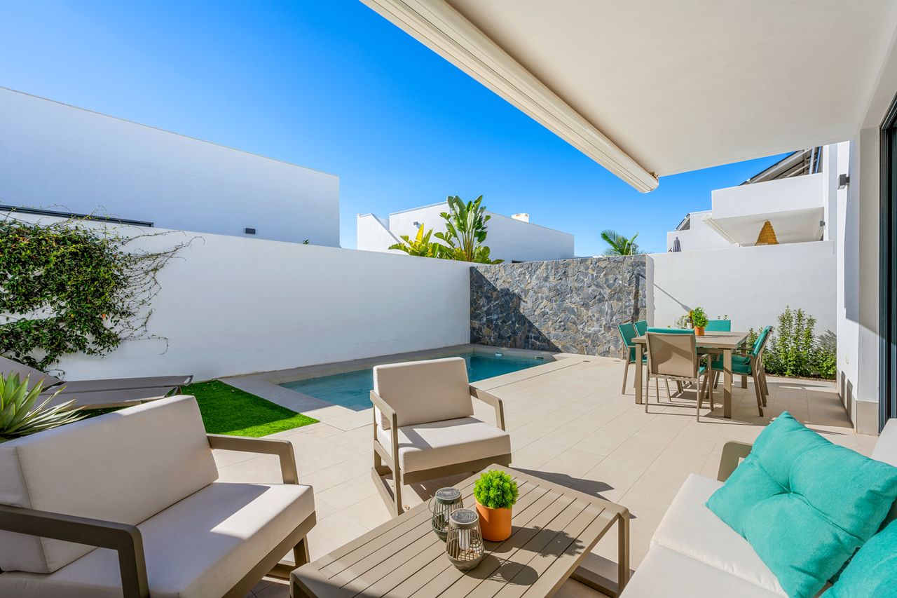 A modern style detached villas with 3 bedrooms and private swimming pool in Mar de Cristal, Murcia o