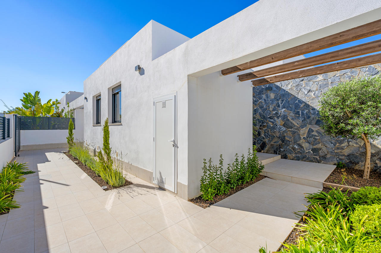 A modern style detached villas with 3 bedrooms and private swimming pool in Mar de Cristal, Murcia o