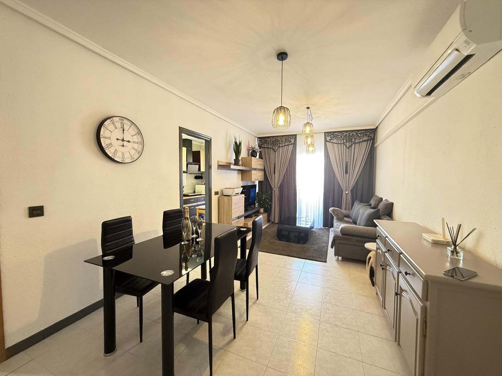 Refurbished one-bedroom flat with terrace and garage in Torrevieja This renovated flat combines comf