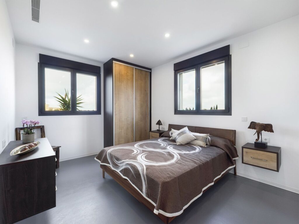Master bedroom in villa for sale in Los Alcazares