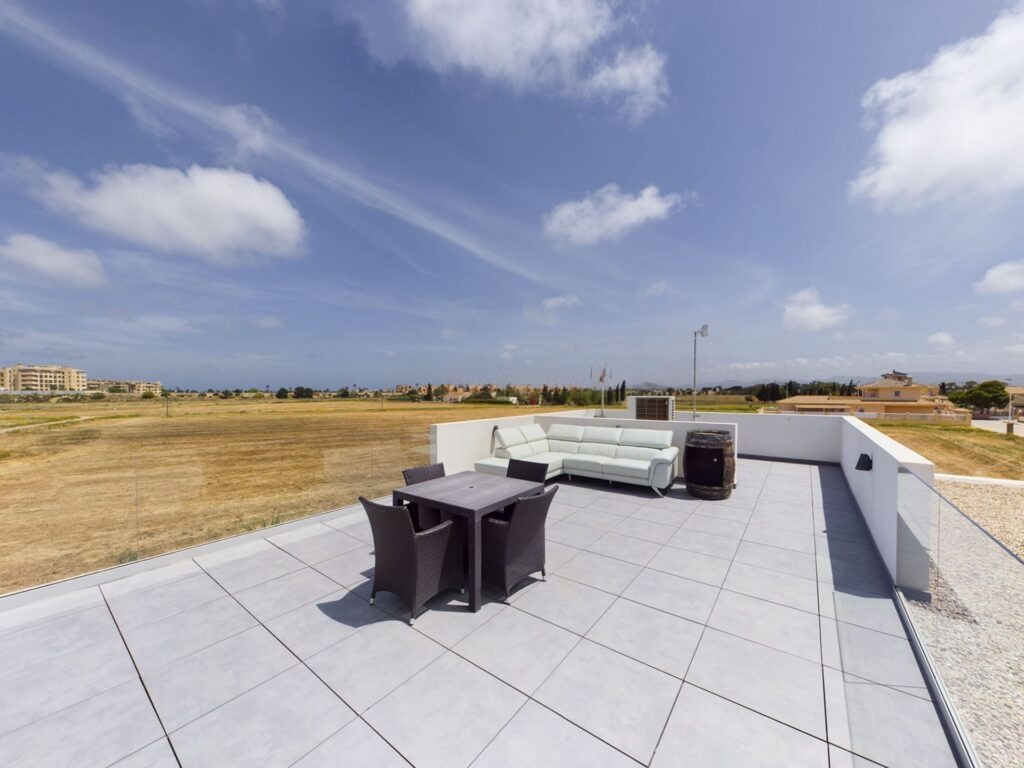 Bedroom in villa for sale in Los Alcazares
