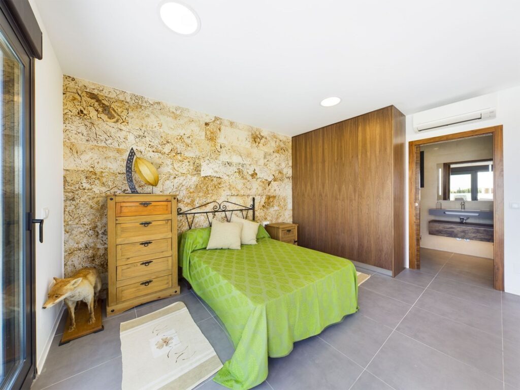 Master bedroom in villa for sale in Los Alcazares