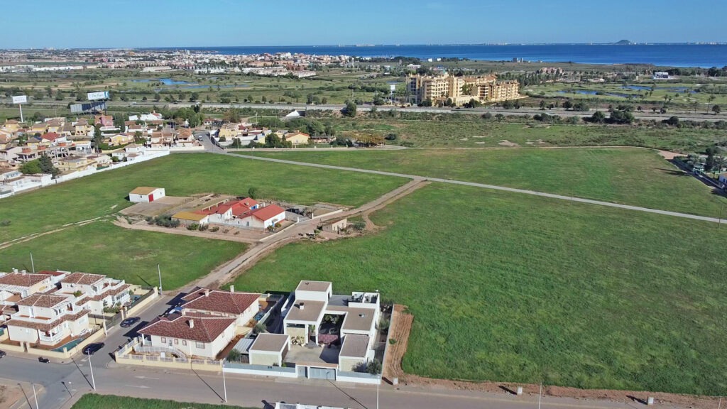 Garden in villa for sale in Los Alcazares