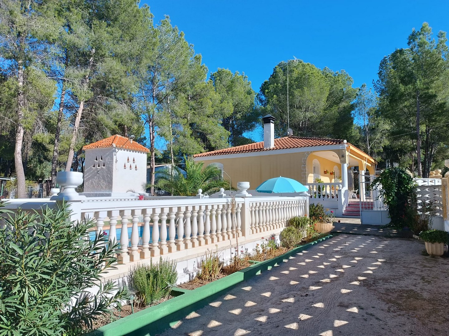 Discover this wonderful detached villa set on a beautifully fenced plot of 1,270 m², offering comfor