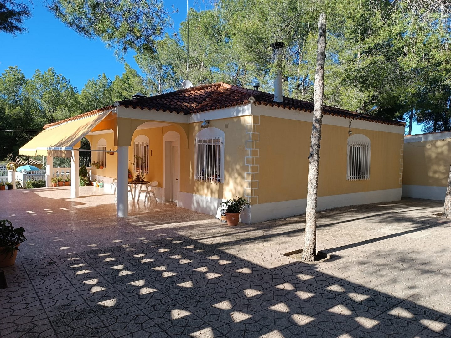 Discover this wonderful detached villa set on a beautifully fenced plot of 1,270 m², offering comfor