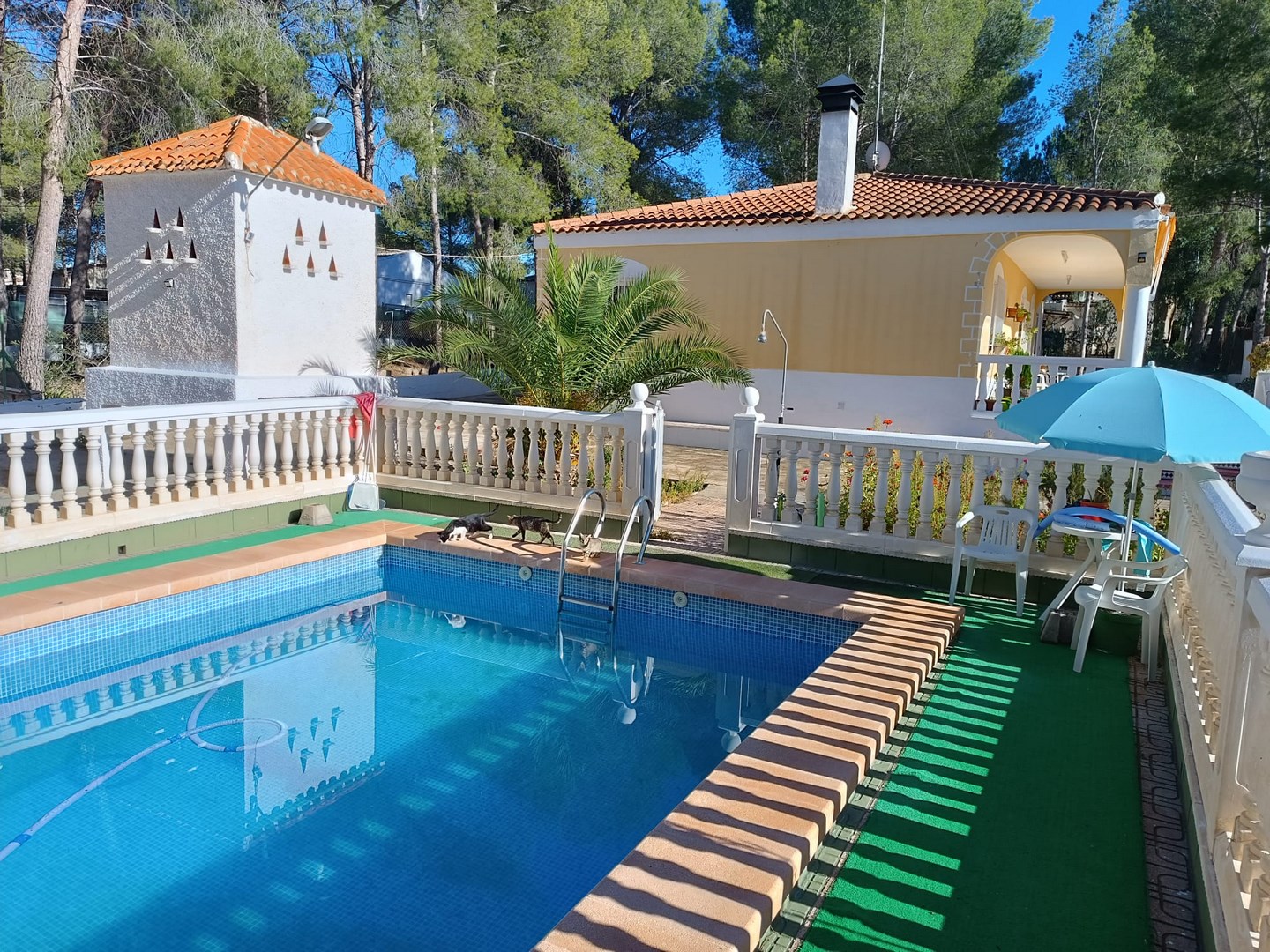 Discover this wonderful detached villa set on a beautifully fenced plot of 1,270 m², offering comfor