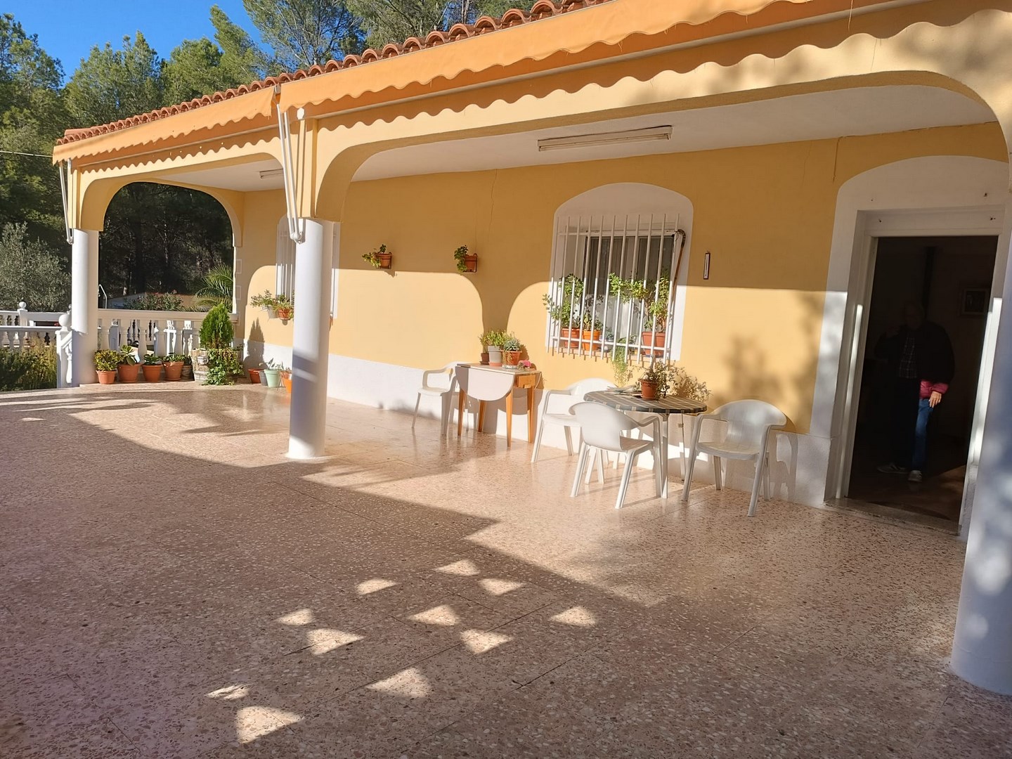 Discover this wonderful detached villa set on a beautifully fenced plot of 1,270 m², offering comfor