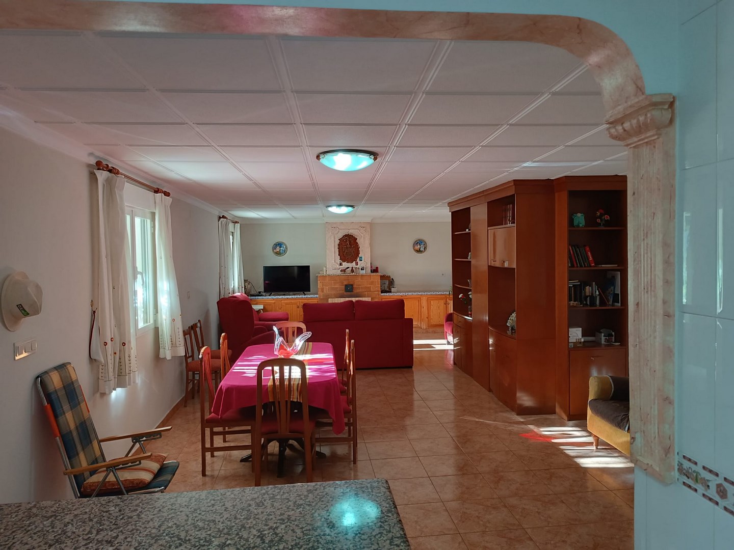 Discover this wonderful detached villa set on a beautifully fenced plot of 1,270 m², offering comfor
