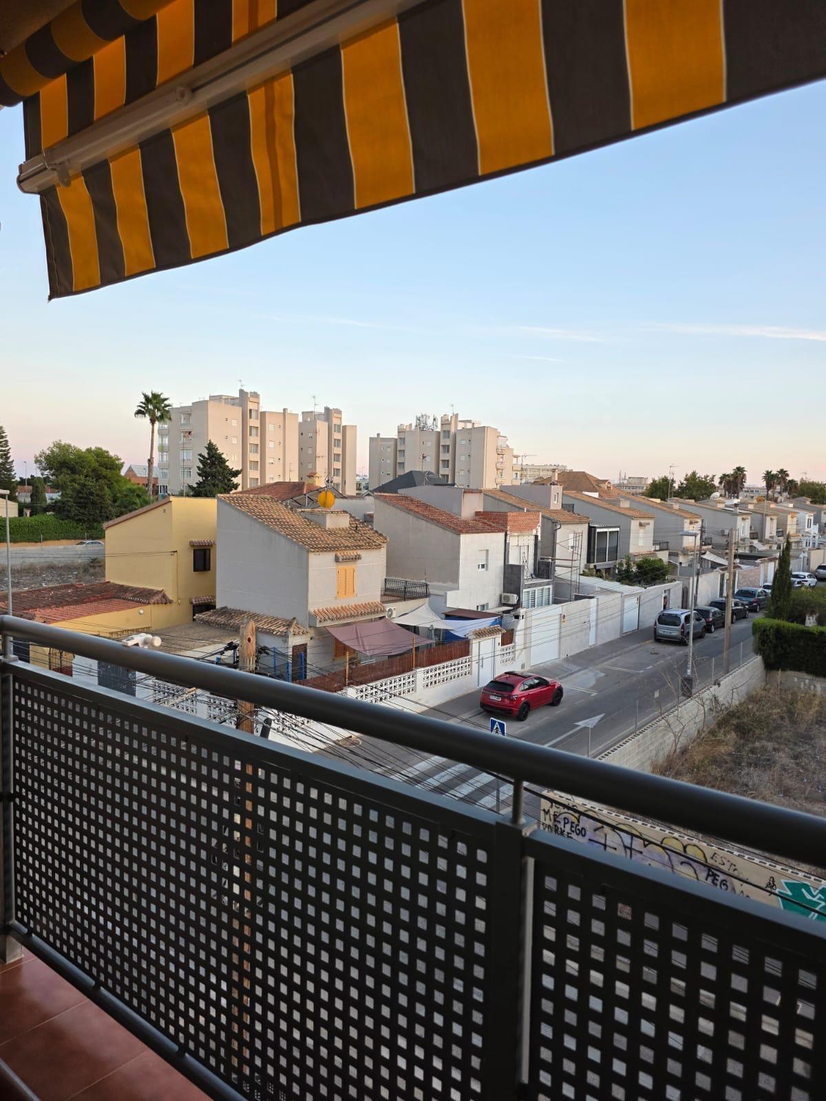 Discover this charming apartment in the coveted area of Nueva Torrevieja, ideal for those seeking