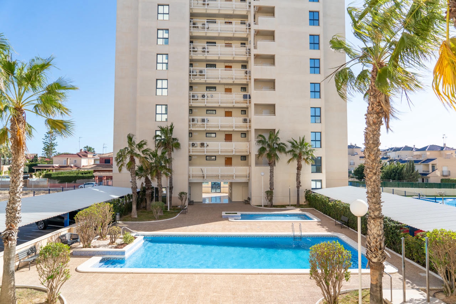 Excellent, newly renovated apartment located within the prestigious residential area of La Veleta in