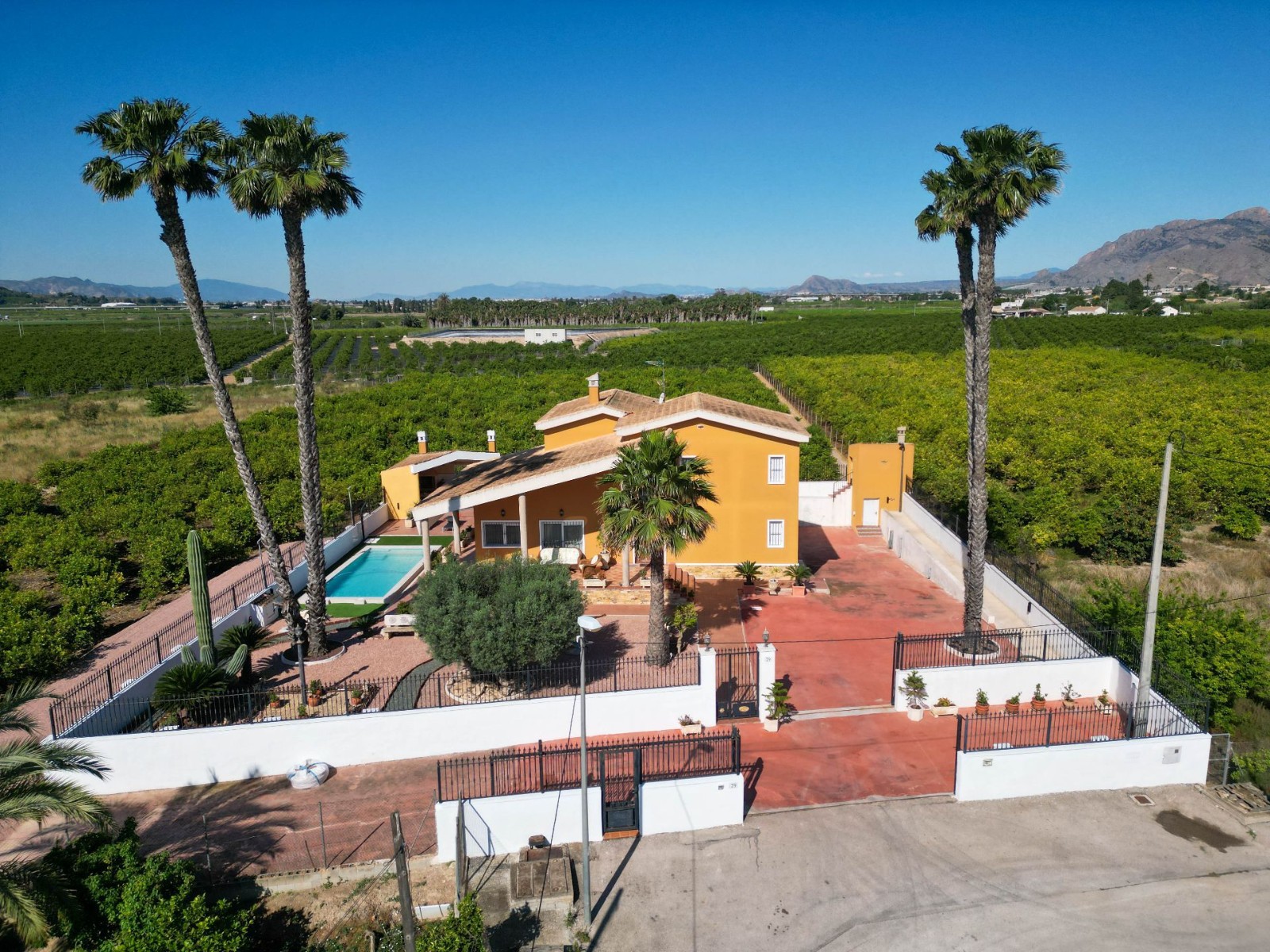Exclusive villa in Orihuela with private plot and agricultural profitabilityIn the heart of the Cost