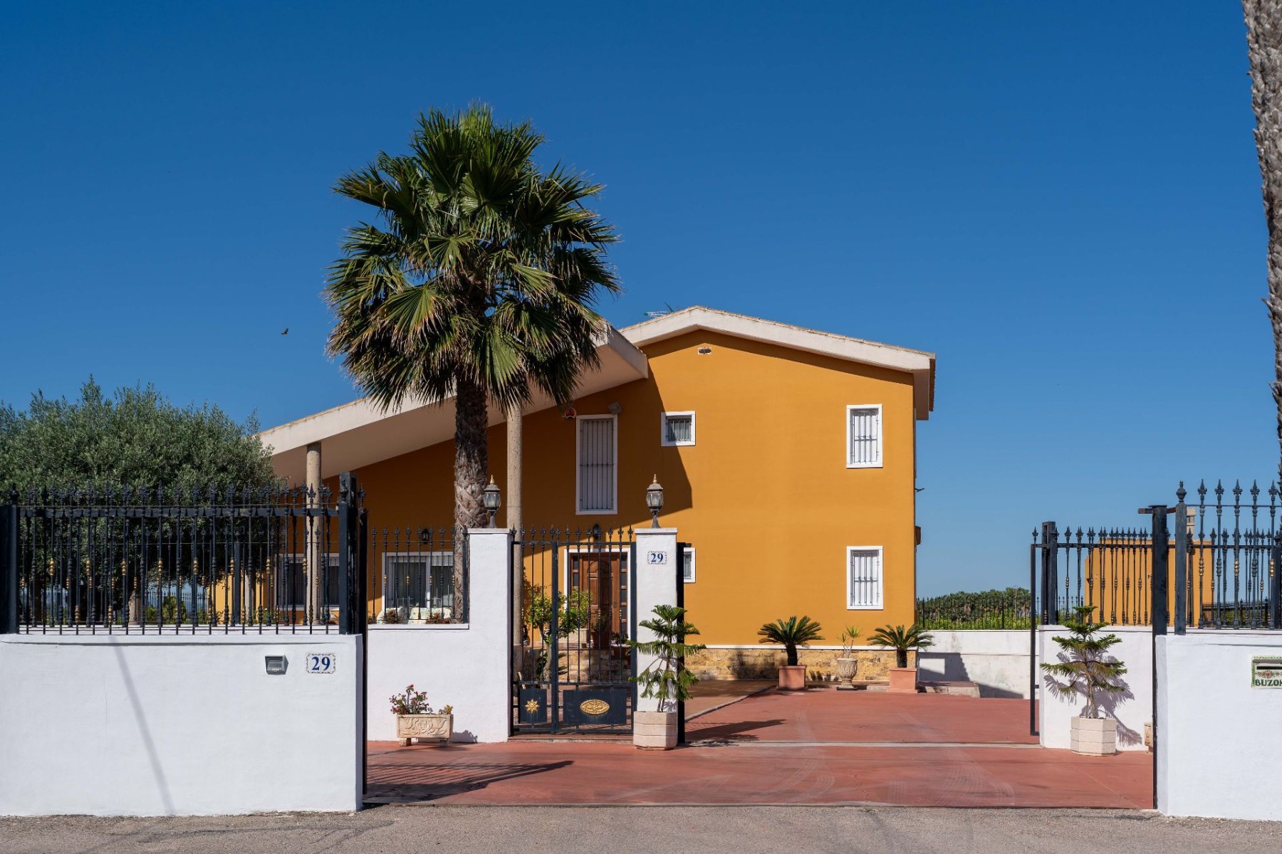 Exclusive villa in Orihuela with private plot and agricultural profitabilityIn the heart of the Cost