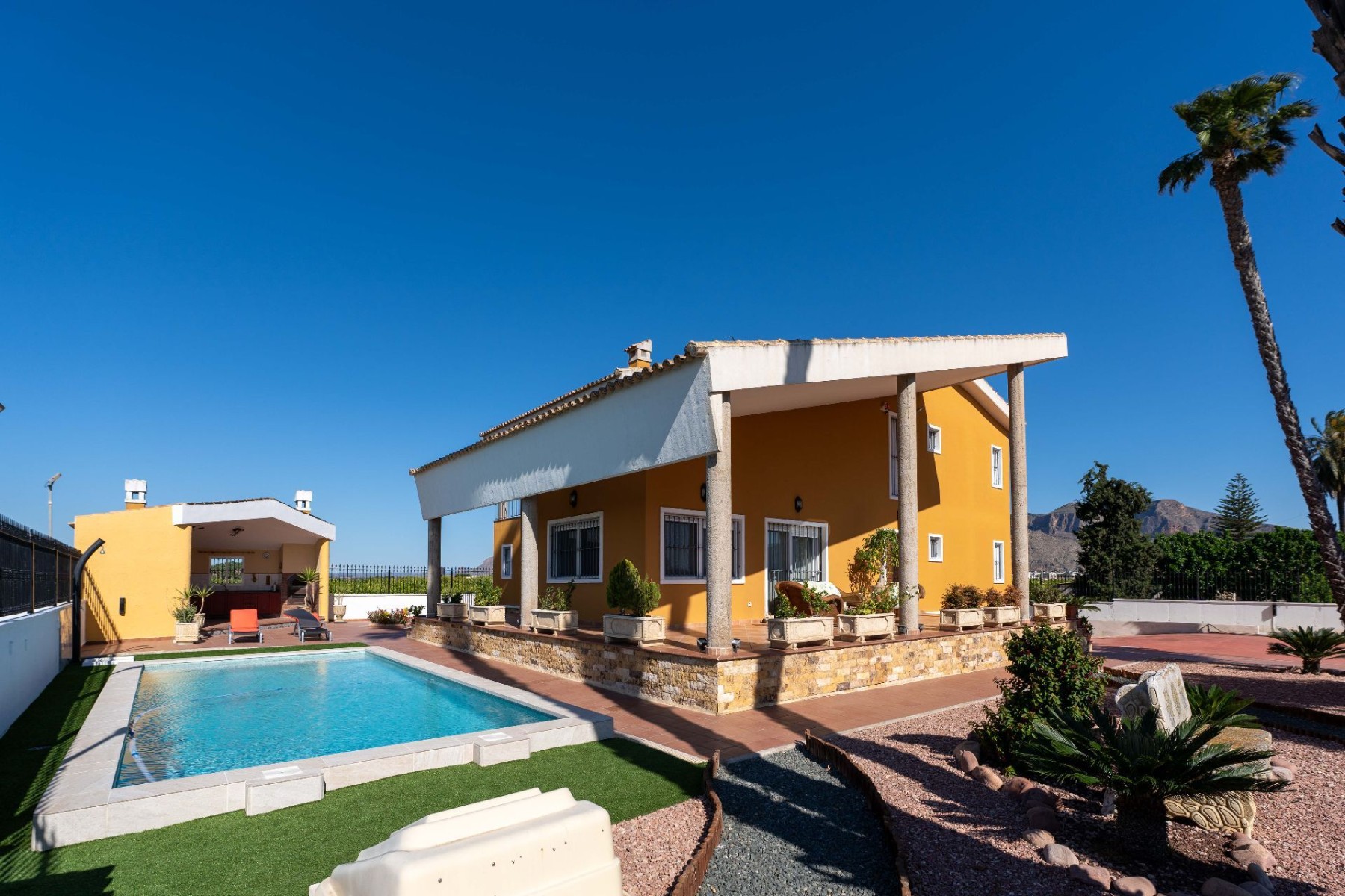 Exclusive villa in Orihuela with private plot and agricultural profitabilityIn the heart of the Cost