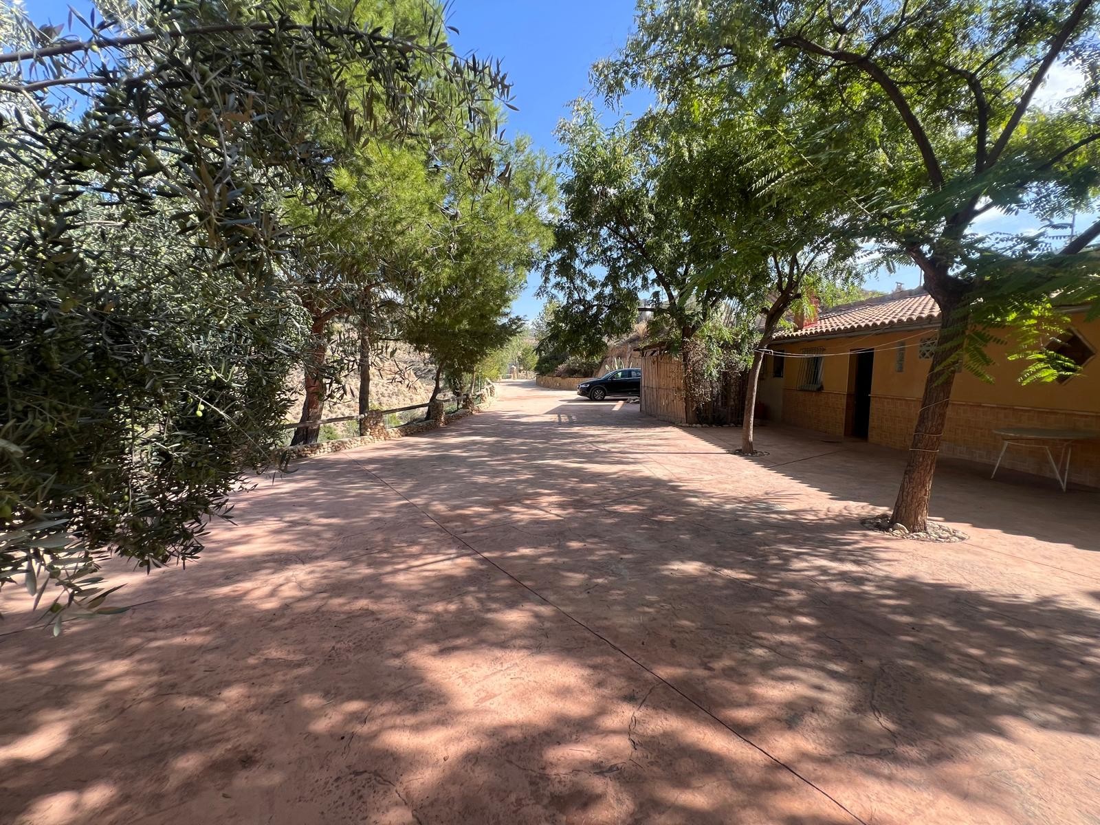 This rural complex in Abanilla (Murcia), located next to the Chícamo River, offers a unique opportun